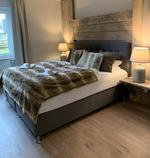 Bed, Photo of the whole room, Decorative detail, Decorative detail, Bedroom