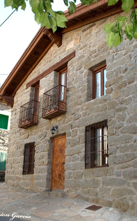 Property building, Communal lounge/ TV room, Facade/entrance, Off site, Darts, Game Room, Lobby or reception, Landmark view, Mountain view, Pool view, River view, Street view, young children, older children, Certificate/Award, Family, Bath, bidet, dishwasher, fireplace, flat iron, furniture, hair dryier, heating, internet, minibar, pet friendly, stove, toaster, towels, trouser press, wardrobe, wedding, washing machine, kitchen, air conditioner