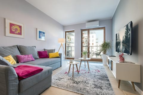 Bed, TV and multimedia, Living room, Seating area