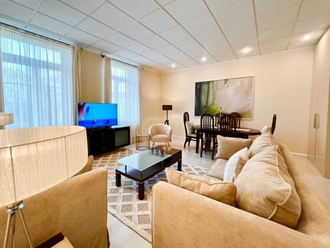 TV and multimedia, Living room, Seating area, VIP