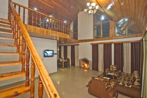 Communal lounge/ TV room, Living room, Seating area, Mountain view, Family