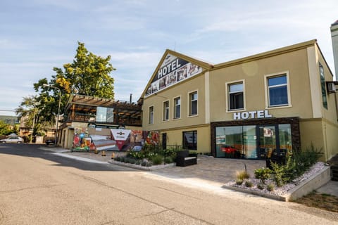 Property building, Restaurant/places to eat, Lobby or reception