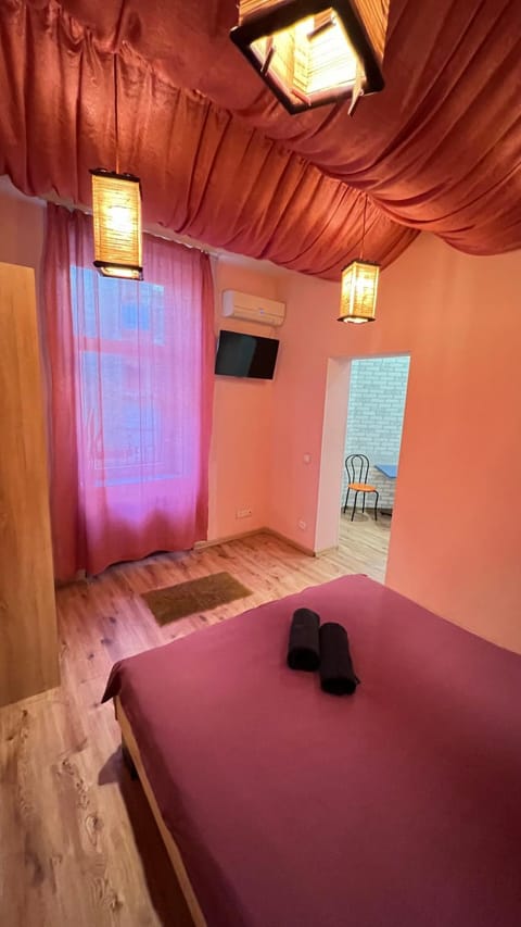 Bed, TV and multimedia, Photo of the whole room, Bedroom, towels