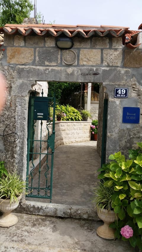 Facade/entrance, Balcony/Terrace, Street view