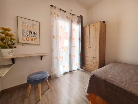 Photo of the whole room, Bedroom, wardrobe