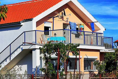 Facade/entrance, Balcony/Terrace