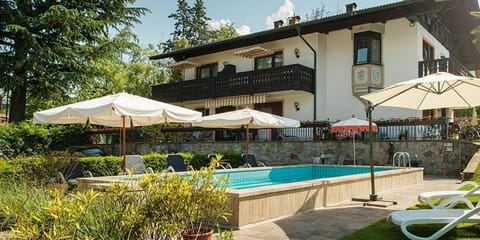 Property building, Garden, Swimming pool
