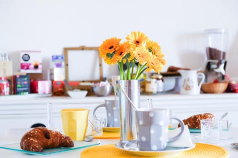 Communal lounge/ TV room, Spring, Day, Decorative detail, On site, Buffet breakfast