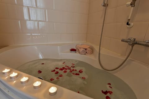 Bathroom, Bath, towels