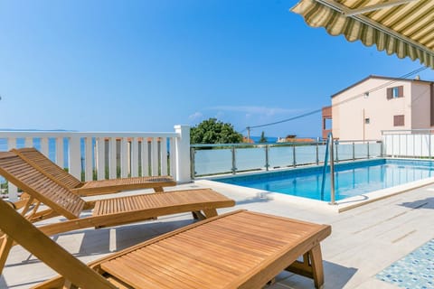 Swimming pool, Location, children, Family