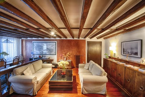 Nightclub / DJ, Living room, Seating area, Area and facilities