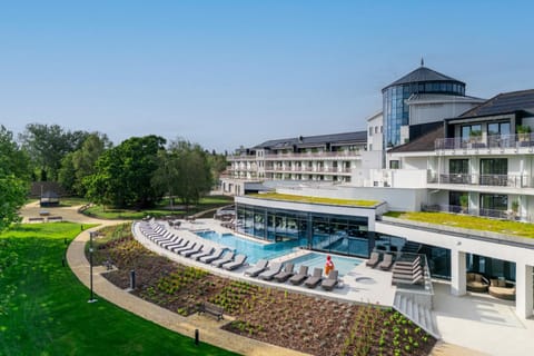 Property building, Swimming pool, sunbed