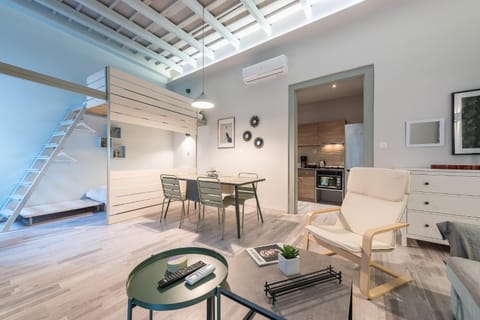 TV and multimedia, Living room, Seating area, Dining area, air conditioner