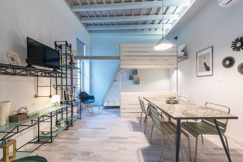 TV and multimedia, Living room, Seating area, Dining area, air conditioner