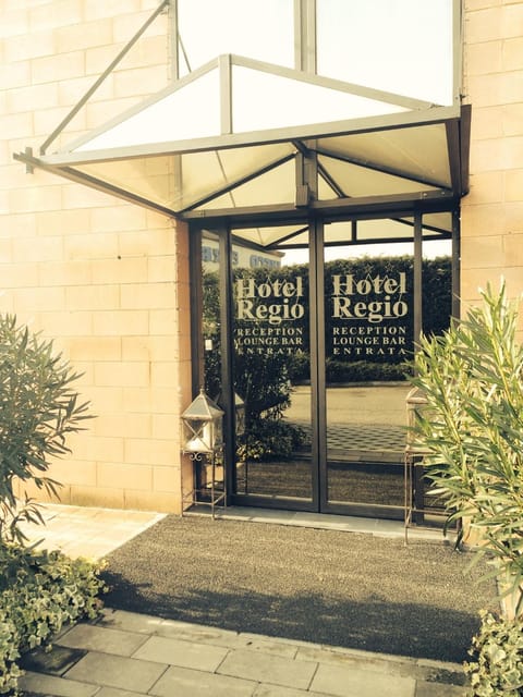 Facade/entrance
