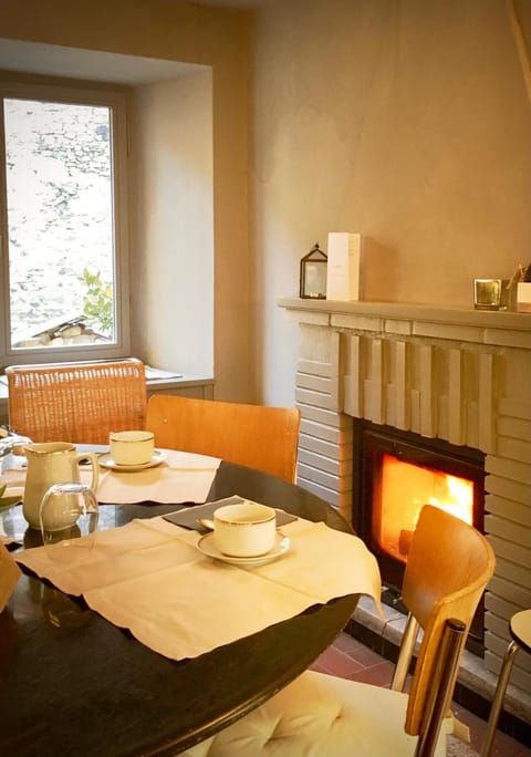 Kitchen or kitchenette, Dining area, Breakfast