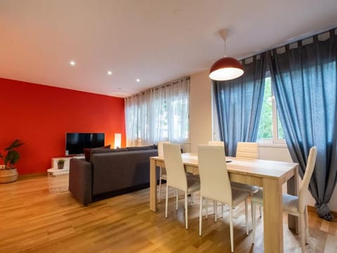 TV and multimedia, Living room, Seating area, Dining area