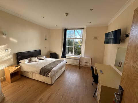 Bed, TV and multimedia, Bedroom