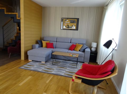 Photo of the whole room, Seating area