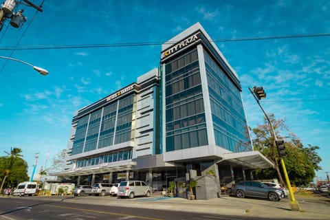 Property building, Restaurant/places to eat, Facade/entrance, Day, Location, Family, Parking