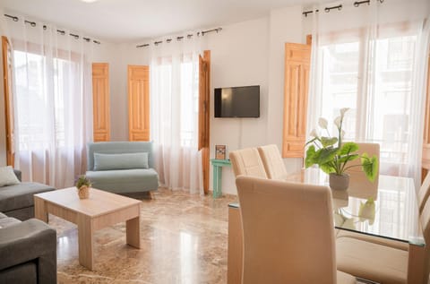 Communal lounge/ TV room, Spring, Day, Dining area, On site
