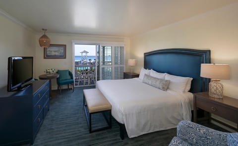 Bed, TV and multimedia, Bedroom, Pool view, Sea view