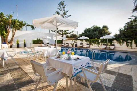 Restaurant/places to eat, Swimming pool