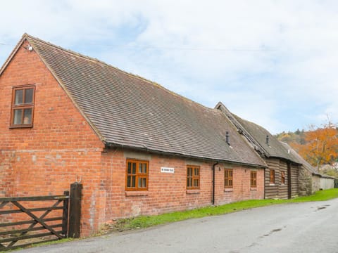 Old Hall Barn 4 House in Wales