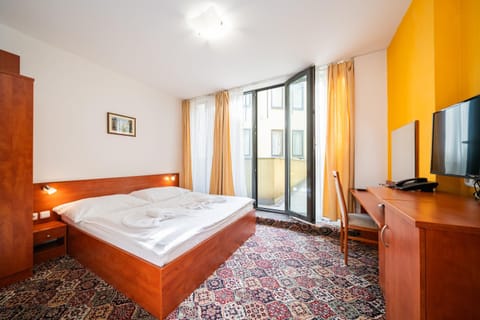 Bed, TV and multimedia, Bedroom