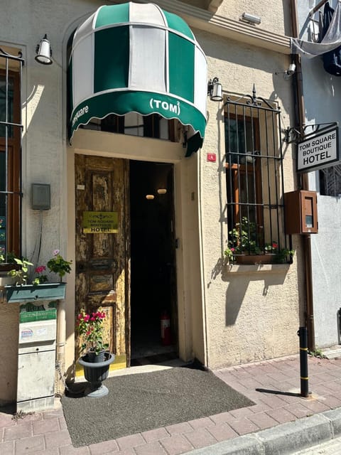 Property building, Facade/entrance, Day