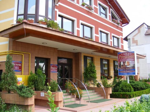 Facade/entrance