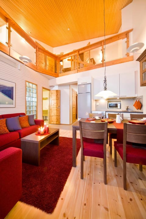 Coffee/tea facilities, Kitchen or kitchenette, Living room, Seating area, Dining area