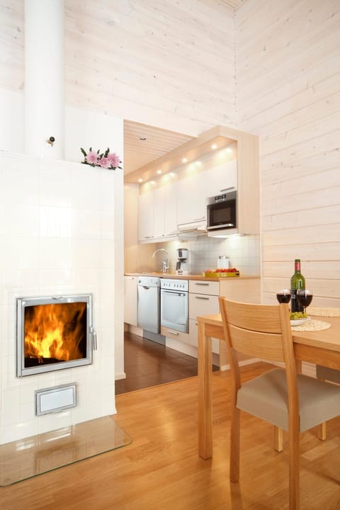 Coffee/tea facilities, Kitchen or kitchenette, Living room, Seating area, Dining area