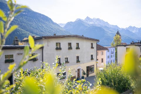 Property building, Neighbourhood, Mountain view
