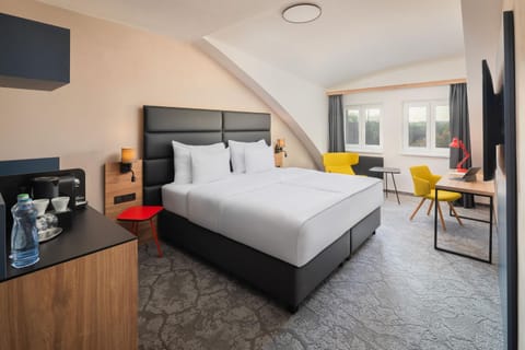 Bed, TV and multimedia, Bedroom