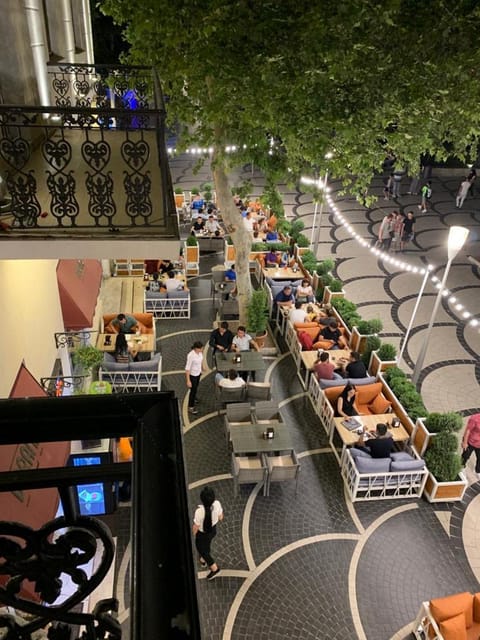 Restaurant/places to eat, Night, People, group of guests