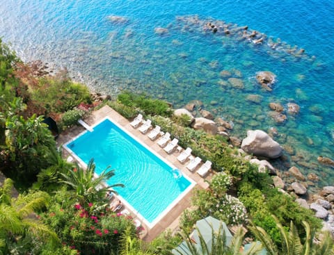 Property building, Sea view, Swimming pool