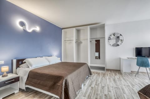 Photo of the whole room, Bedroom, hair dresser