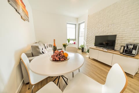 TV and multimedia, Living room, Seating area, Dining area