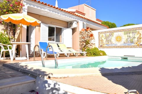 Patio, Swimming pool, sunbed
