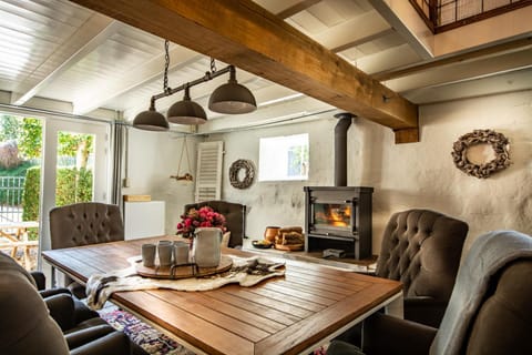 Kitchen or kitchenette, Food and drinks, Dining area