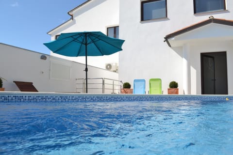 Swimming pool, Swimming pool