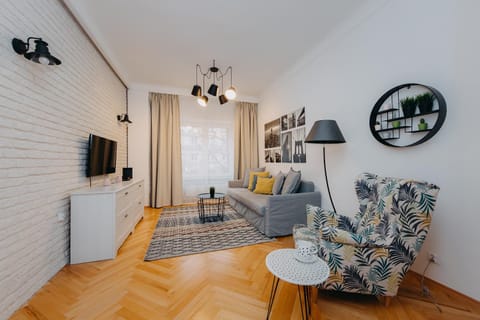 Bed, TV and multimedia, Living room, Seating area, Family
