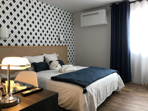 Bed, Photo of the whole room, Bedroom, air conditioner
