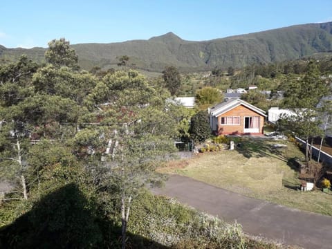Property building, Day, Natural landscape, Mountain view, Mountain view, Quiet street view