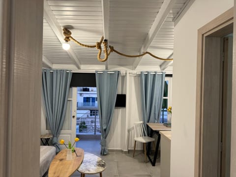 TV and multimedia, Kitchen or kitchenette, Dining area, hair dresser