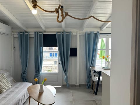 Bed, TV and multimedia, Living room, Photo of the whole room, Seating area, hair dresser