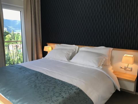 Bed, Bedroom, City view, Garden view, Mountain view, Quiet street view