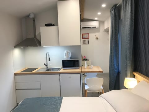 Coffee/tea facilities, Kitchen or kitchenette, Photo of the whole room