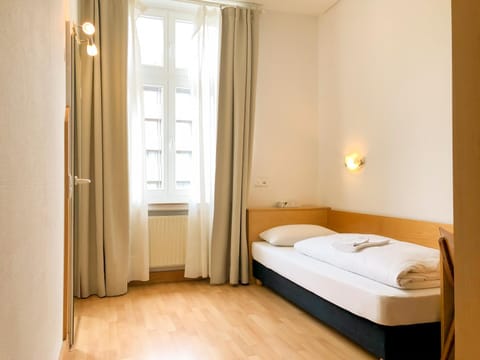 Bed, TV and multimedia, Bedroom